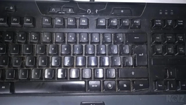 Logitech G110 - Trust GXT 830-RW Avonn G