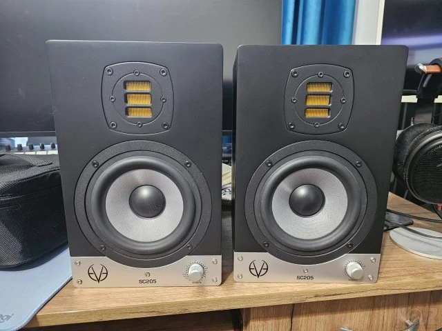 Eve audio sc205