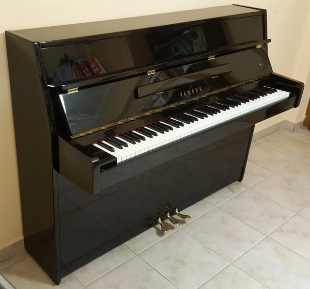 Όρθιο πιάνο Yamaha C110A