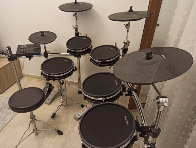 Alesis DM10 MKII Pro + Pearl Διπέταλο + Yamaha Κάθισμα