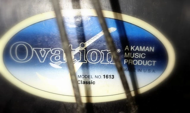 Εσωτερική ετικέτα Ovation, όπου φαίνεται το μοντέλο 1613 Classic και η ένδειξη Made in U.S.A.