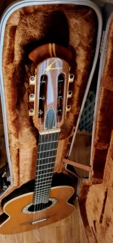 Η κιθάρα μέσα στην original θήκη, με κοντινή λήψη στο headstock και τα κλειδιά Ovation.