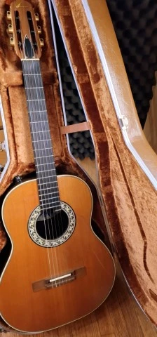 Μπροστινή όψη της Ovation 1613 Nylon, με το σώμα, την ταστιέρα και τη ροζέτα.