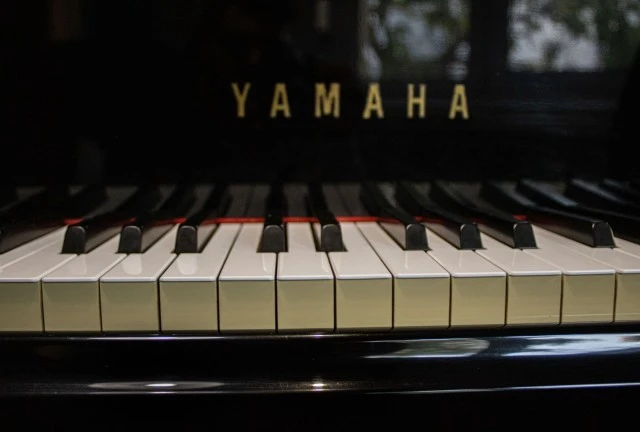 Yamaha G5 grand piano, glossy black