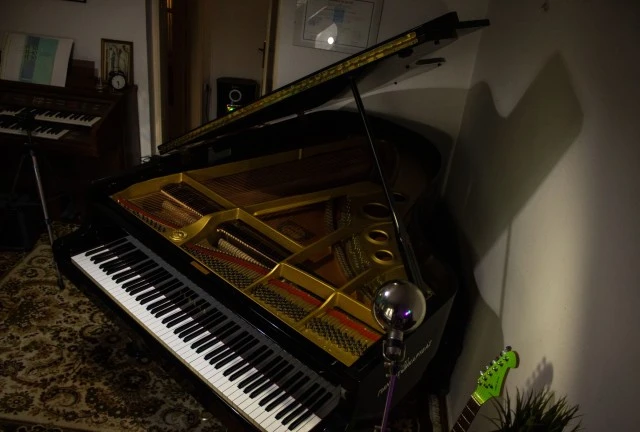 Yamaha G5 grand piano, glossy black