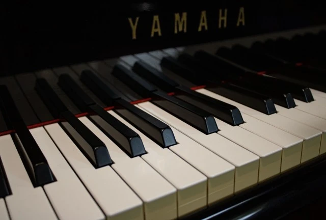 Yamaha G5 grand piano, glossy black