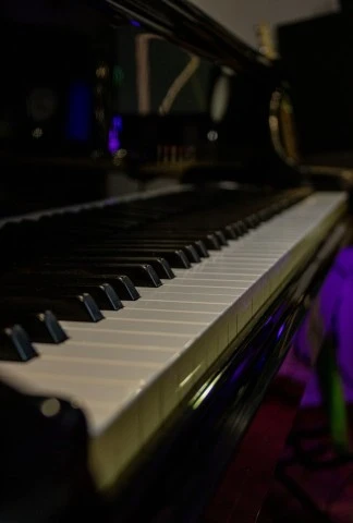 Yamaha G5 grand piano, glossy black