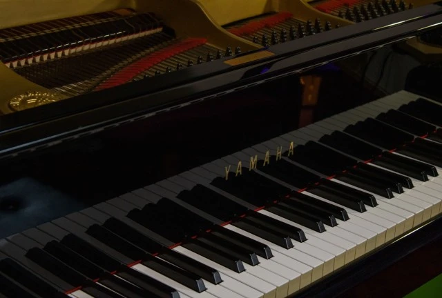 Yamaha G5 grand piano, glossy black