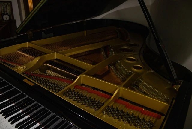 Yamaha G5 grand piano, glossy black