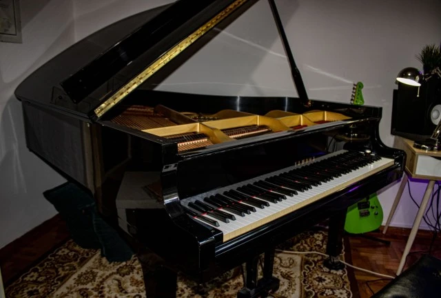 Yamaha G5 grand piano, glossy black