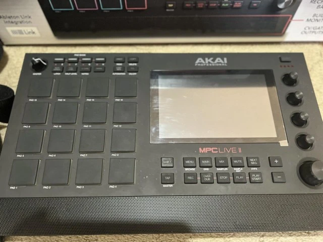 MPC LIVE II + Decksaver + Magma τσάντα + 512 SSD