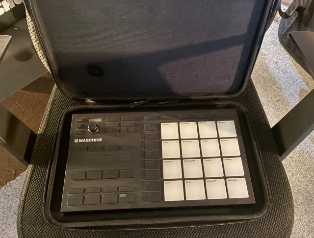 Native Instruments Maschine Mikro mk3 (+ θήκη)
