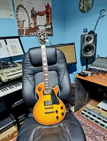Gibson les paul(copy)+studiologic hard case