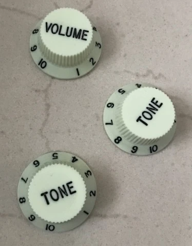 Parts (knobs pickup covers screws παξιμάδια nut) Fender