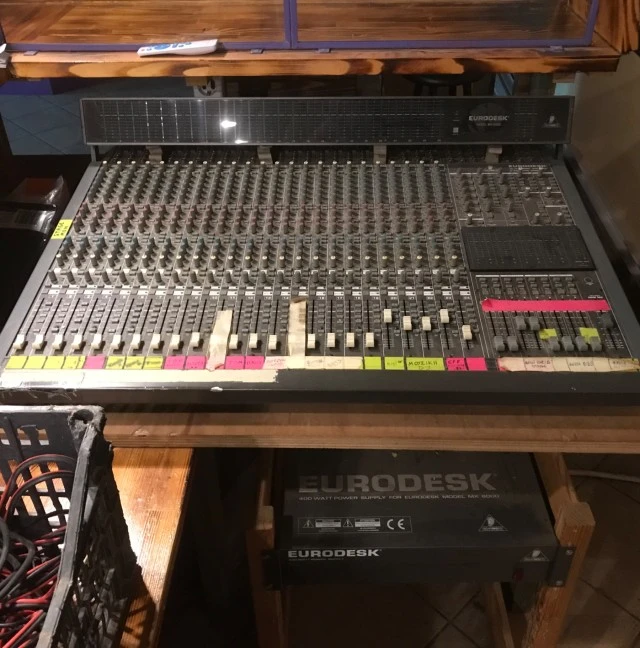 Κονσόλα Behringer Eurodesk MX8000