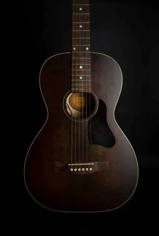 Art & Lutherie Roadhouse Bourbon Burst