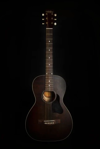 Art & Lutherie Roadhouse Bourbon Burst