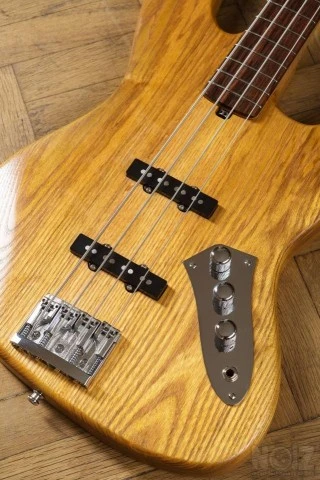 Jazz Bass by Paveza Guitars