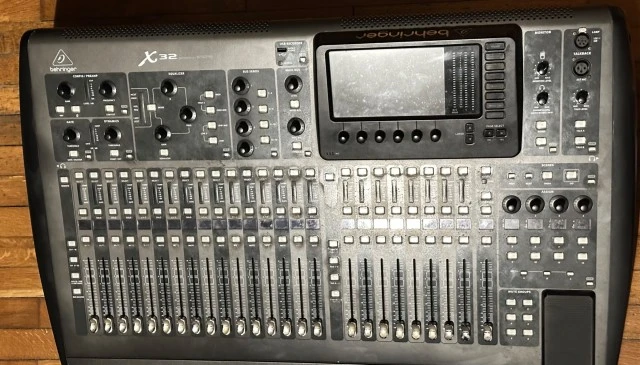Behriger x32 + Xlive expansion card 