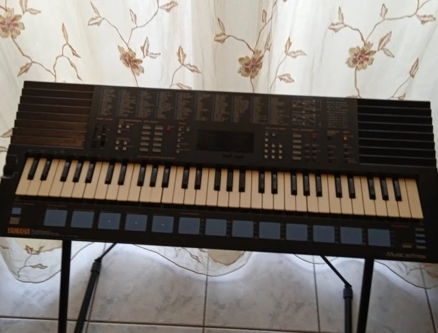 Yamaha PSS-680 Music Station (Retro FM Synthesizer)