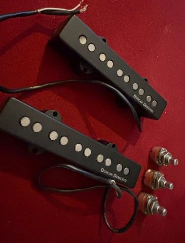 Duncan Designed 5 string & 3 Potentiometers 2V 1T