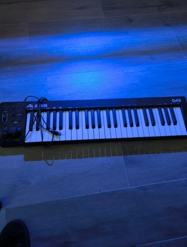 Alesis q49