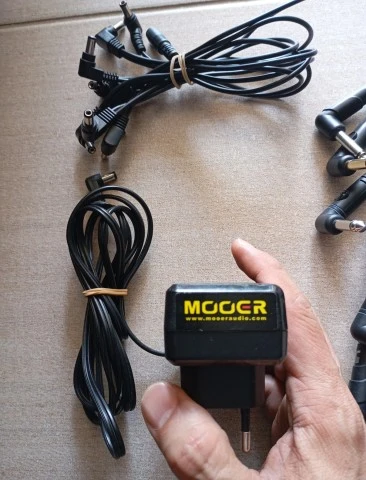 Τροφοδοτικό Mooer (9V-2A)+D'addario cables+daisy chain