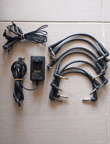 Τροφοδοτικό Mooer (9V-2A)+D'addario cables+daisy chain