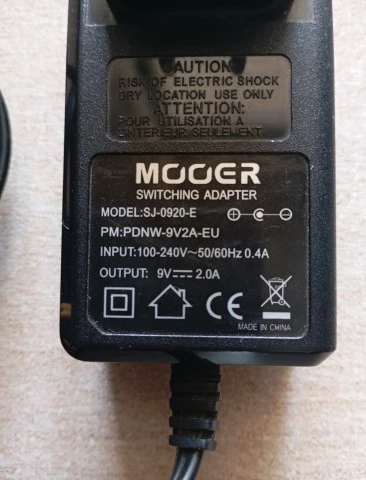 Τροφοδοτικό Mooer (9V-2A)+D'addario cables+daisy chain