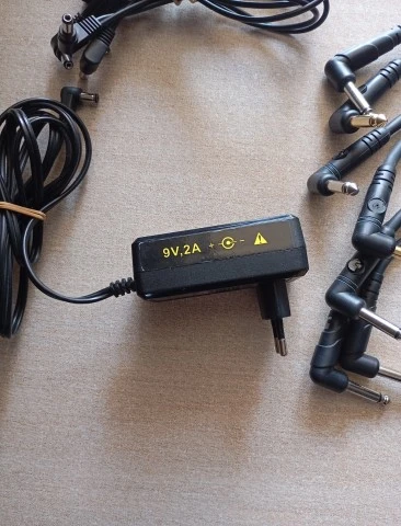 Τροφοδοτικό Mooer (9V-2A)+D'addario cables+daisy chain