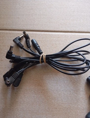Τροφοδοτικό Mooer (9V-2A)+D'addario cables+daisy chain