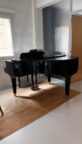 Yamaha Baby Grand Piano 