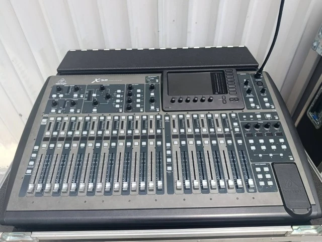 Behringer X32 console/ Behringer S32 Stagebox 