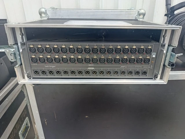 Behringer X32 console/ Behringer S32 Stagebox 