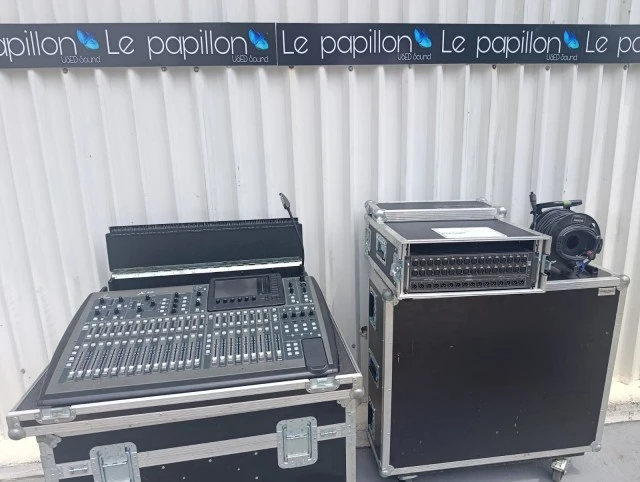 Behringer X32 console/ Behringer S32 Stagebox 