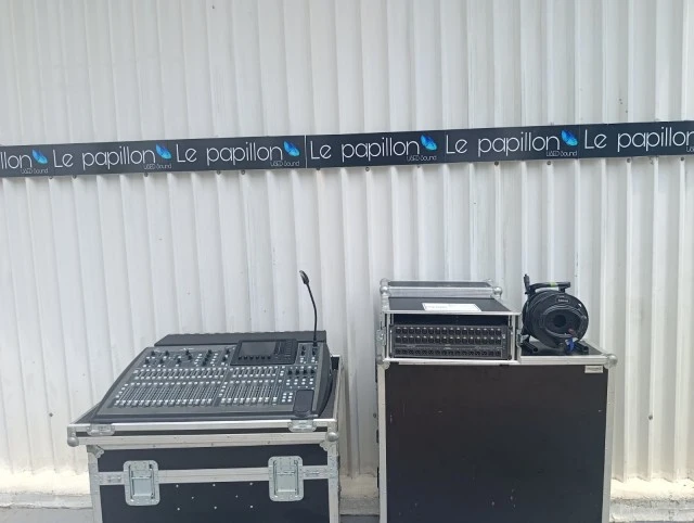 Behringer X32 console/ Behringer S32 Stagebox 