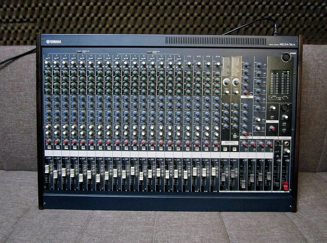 Yamaha MG 24 / 14 fx