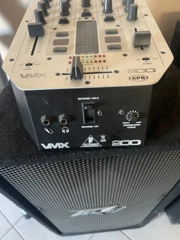 1 Behringer Pro Mixer VMX200