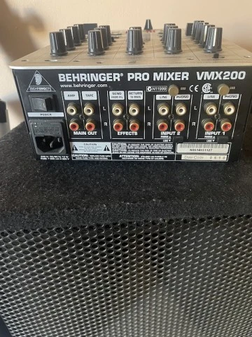 1 Behringer Pro Mixer VMX200