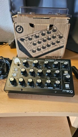 Moog minitaur + Decksaver+ on/off switch 