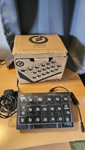 Moog minitaur + Decksaver+ on/off switch 