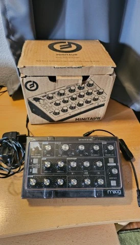 Moog minitaur + Decksaver+ on/off switch 