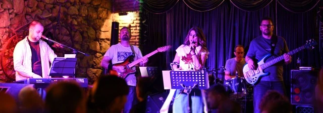 Ζητείται keyboardist για pop/rock cover band