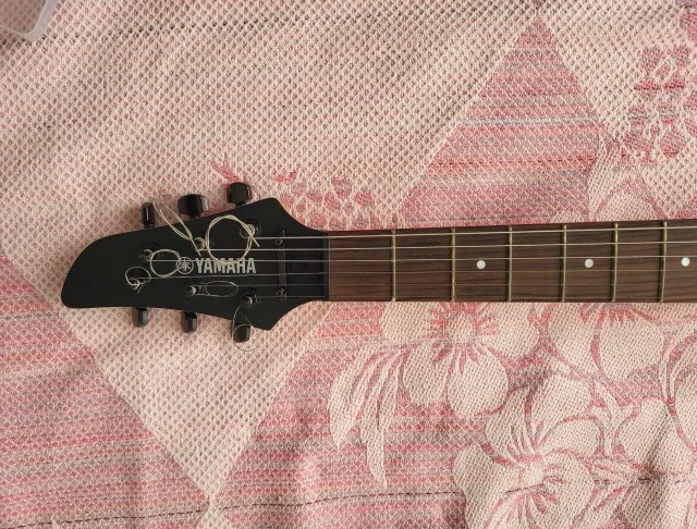Yamaha RGX121Z Αρ/Χειρη + Ενισχυτής Line6 30W + Extra