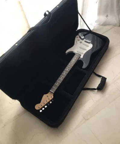 Harley Benton strat + hard case(με φερμουάρ )
