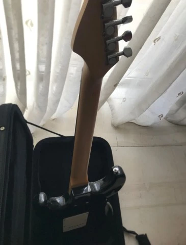 Harley Benton strat + hard case(με φερμουάρ )