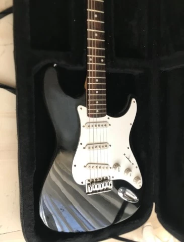 Harley Benton strat + hard case(με φερμουάρ )