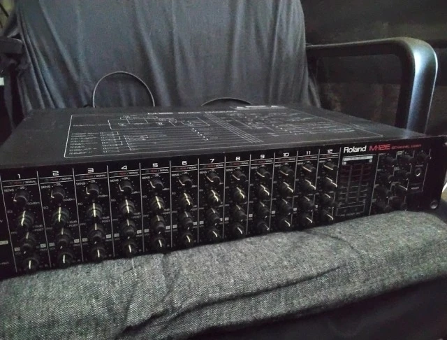 Roland M-12E Rack Mixer