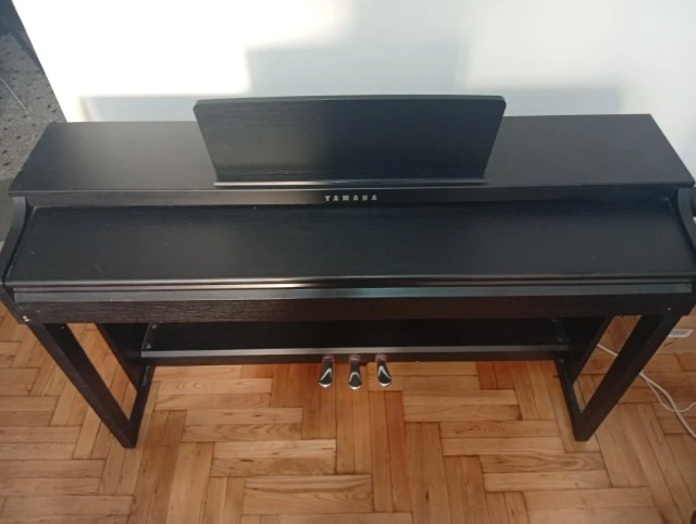 Yamaha Clavinova CLP-525 B