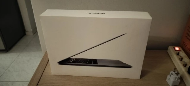 Macbook Pro 15" Touchbar ( Intel i7, 2018)